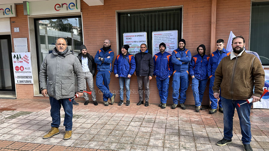 A Nuoro lavoratori  E-distribuzione in piazza prima dello sciopero generale dell’8 marzo – VIDEO