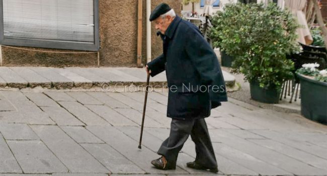 L'ingegner Maccioni mentre si reca in edicola (foto S.Novellu)