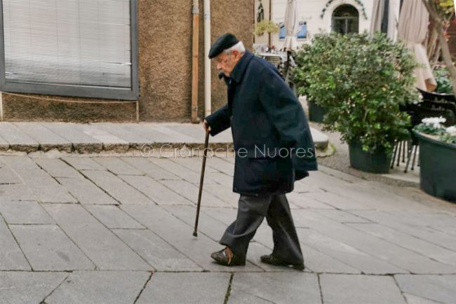 L'ingegner Maccioni mentre si reca in edicola (foto S.Novellu)