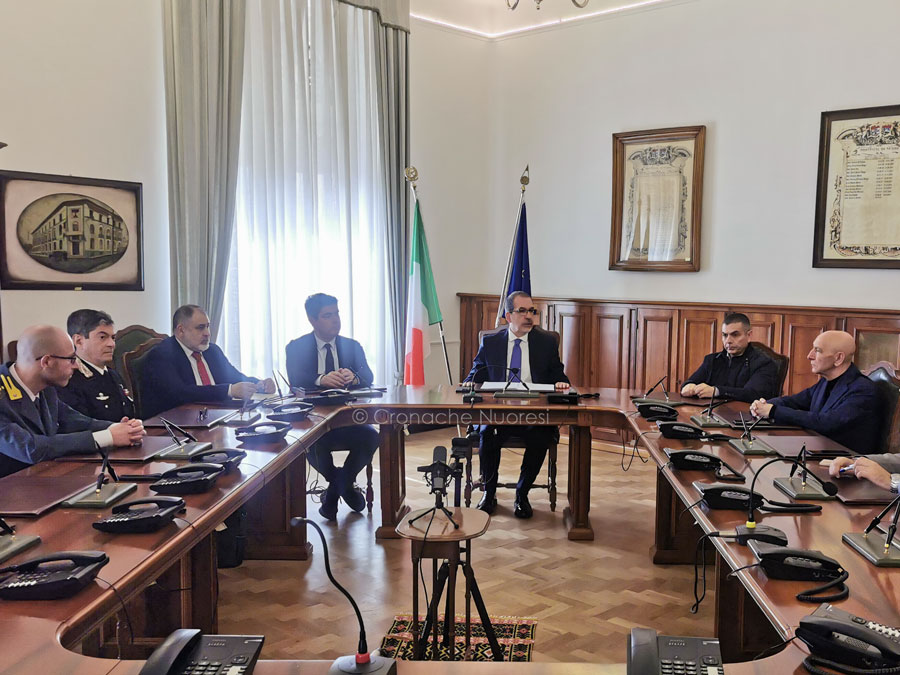 Bomba a Ottana. La Barbagia non è una terra violenta: 100 sindaci riuniti dal Prefetto – VIDEO INTERVISTE