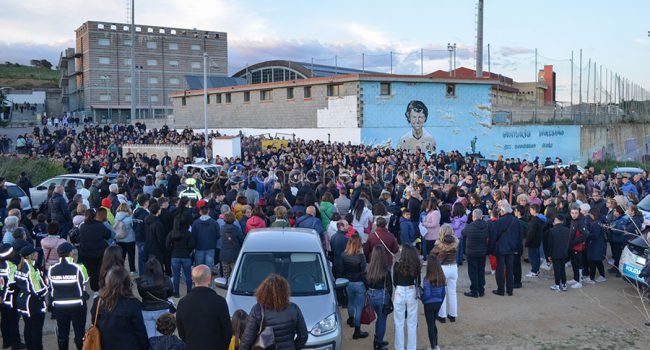 La fiaccolata per Patrick e Ythan (foto Nieddu)