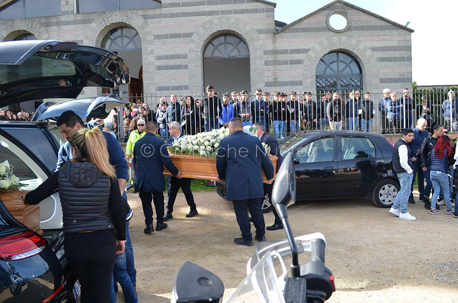 Tragedia a Nuoro: la città si stringe attorno alle famiglie nell’ultimo saluto a Patrick e Ythan – VIDEO