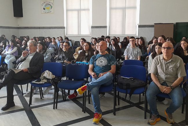 Gli studenti del Satta durante presentazione indagine Giovani e progetti futuri (foto Pirisi)
