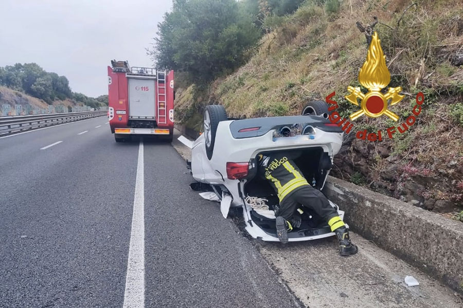 Statale 131. Urta un’altra auto e si ribalta a bordo strada: un ferito