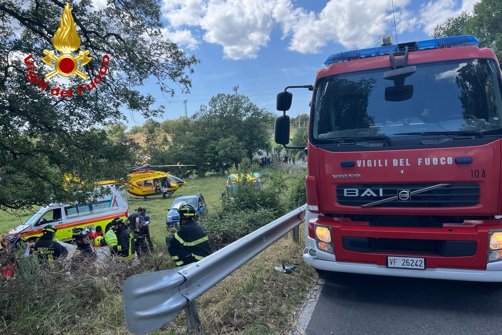 Motociclista gravissimo dopo lo schianto sul guard rail e il volo in un burrone: ricoverato in elisoccorso in ospedale