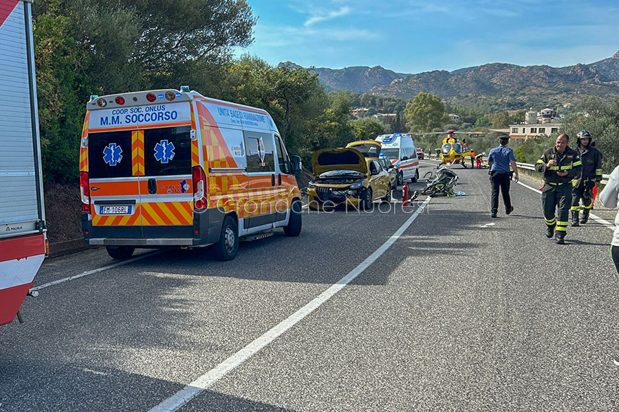 Tragedia sfiorata a Orosei: auto travolge coppia di turisti in bici con una bimba sul carrellino