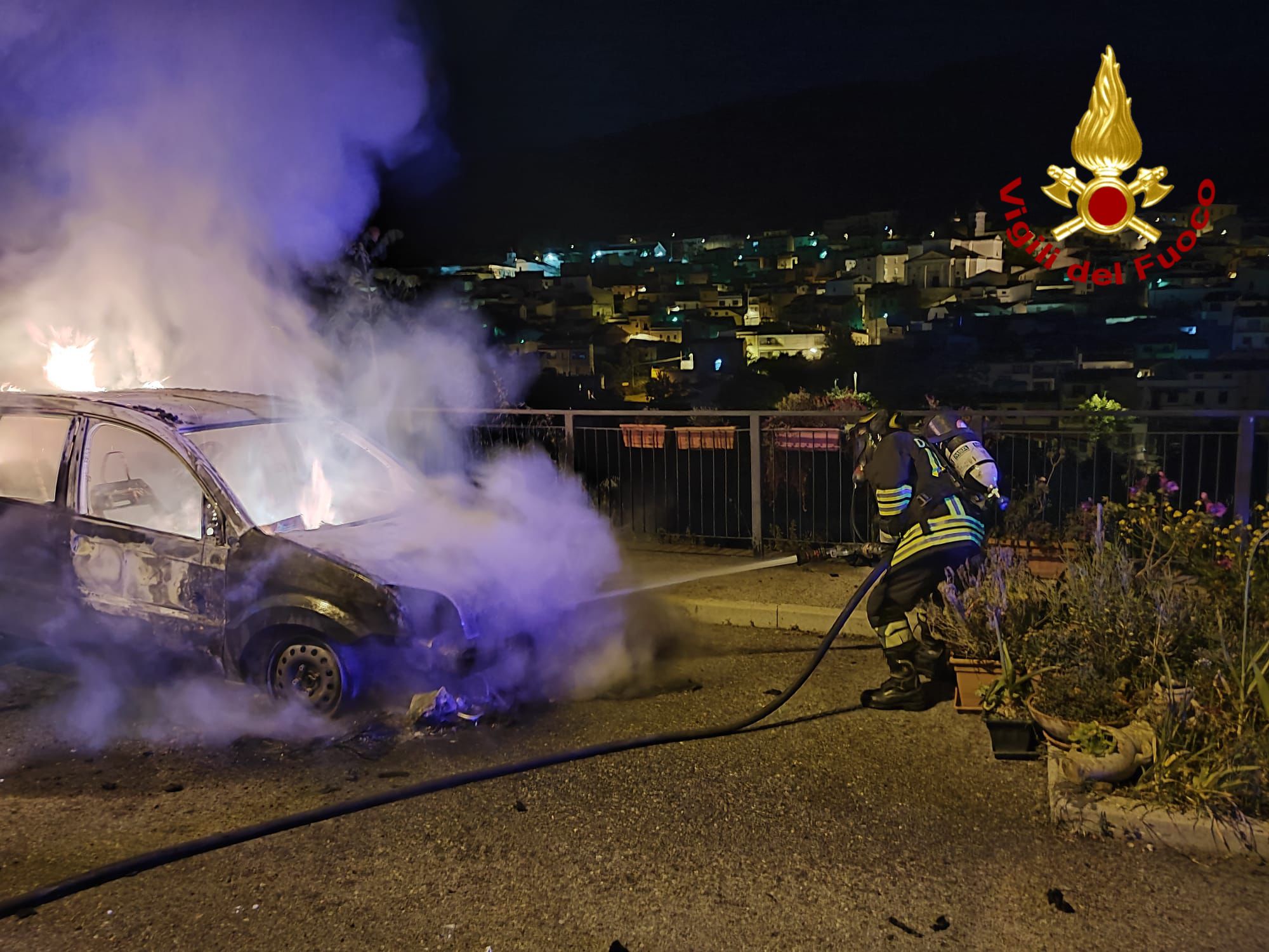 Attentato incendiario nella notte ad Orani: a fuoco le auto di una famiglia. Ci sono legami con i danneggiamenti alla Sarda Silicati?