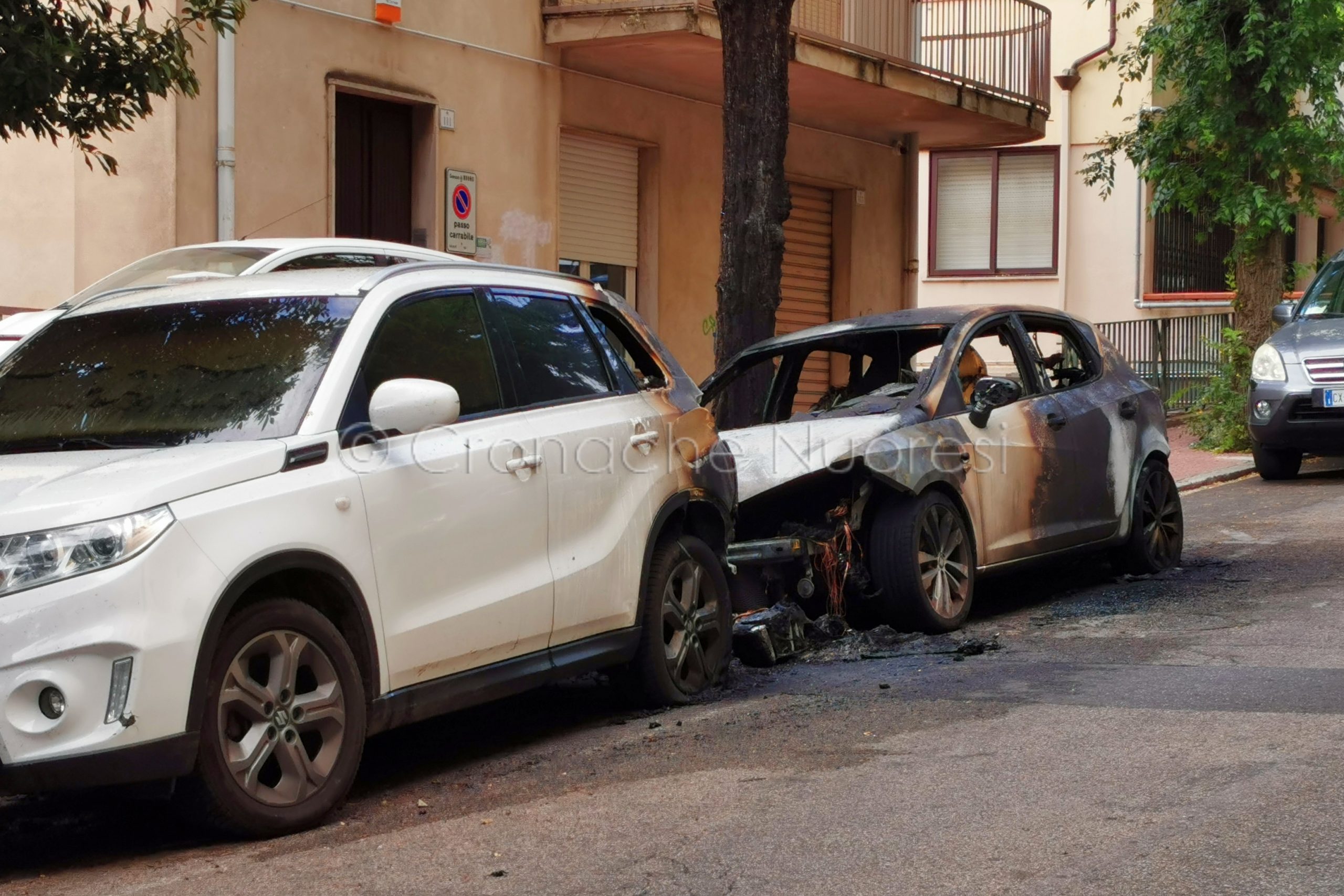 Nuoro. Veicolo di un’autoscuola distrutto dal fuoco nella notte: danni anche a un SUV