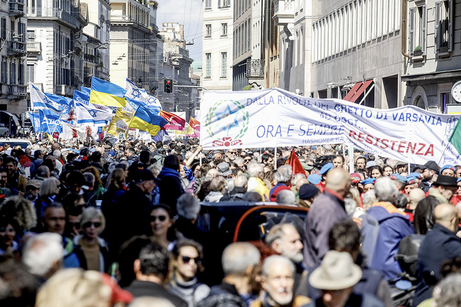 Donna palestinese con una pentola a pressione manifesta a Milano e suscita polemica