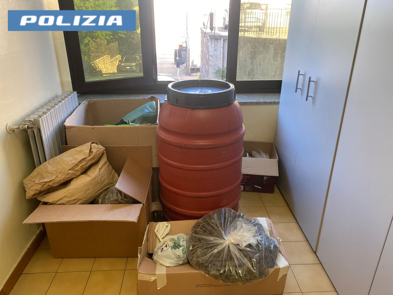 Nuoro. In macchina con 74mila euro in contanti e  con 45 chili di marijuana in casa: 38enne arrestato