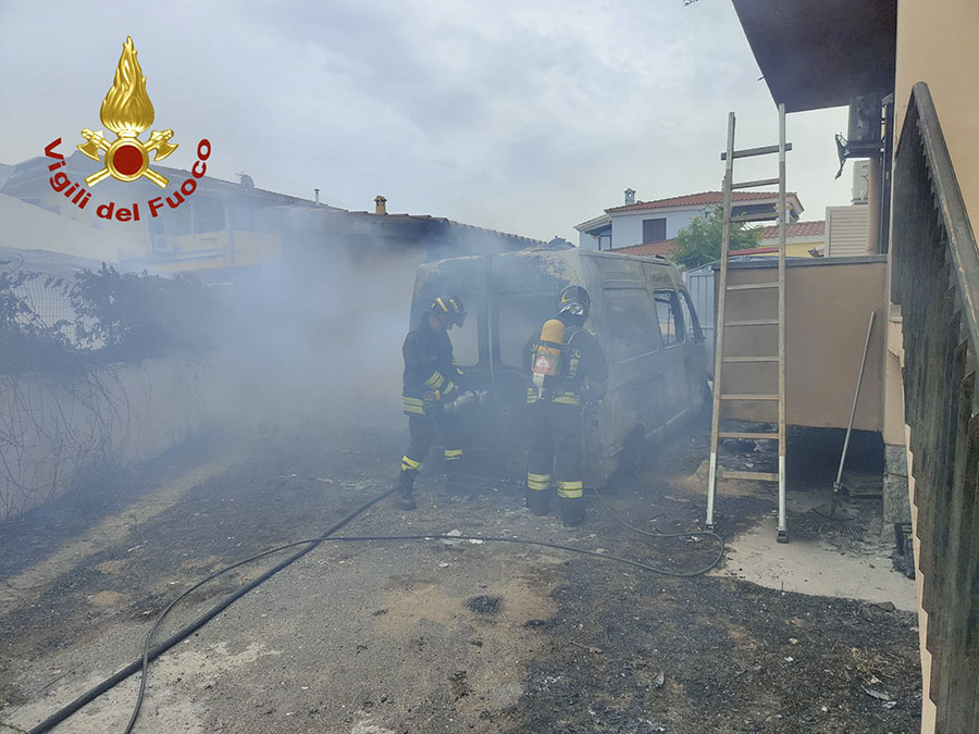 Paura a San Teodoro: va a fuoco un’ambulanza e il fumo causa danni a un’abitazione con due disabili