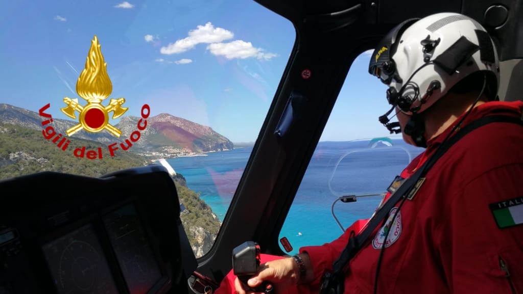 Ha un malore lungo il sentiero per le Grotte del Bue Marino: raggiunta in elicottero e salvata dai VVF – VIDEO