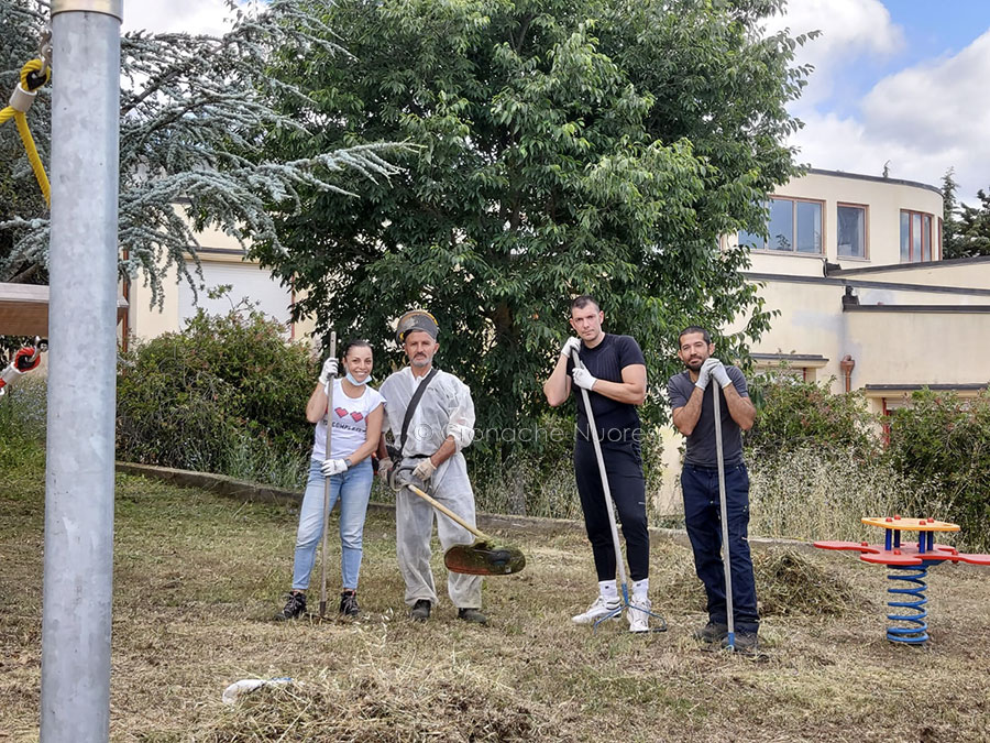 Nuoro. Scuola Materna Funtana Buddia: il Comune autorizza i genitori allo sfalcio dell’erba; domani arrivano i giardinieri