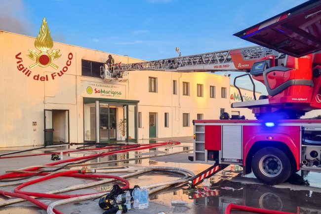 I Vigili del fuoco all'interno dello stabilimento Sa Marigosa