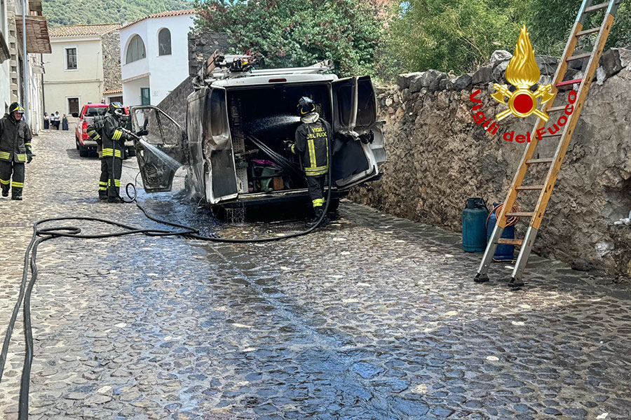 Galtellì. A fuoco un furgone in pieno centro: al suo interno due bombole di gas. Chiusa la strada e evacuate le abitazioni