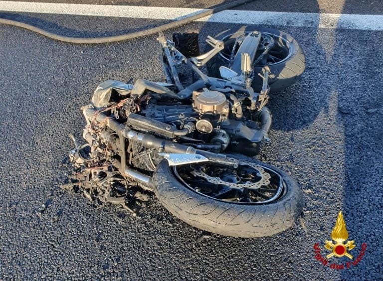 Urta un furgone e la moto prende fuoco: centauro 32enne muore avvolto dalle fiamme