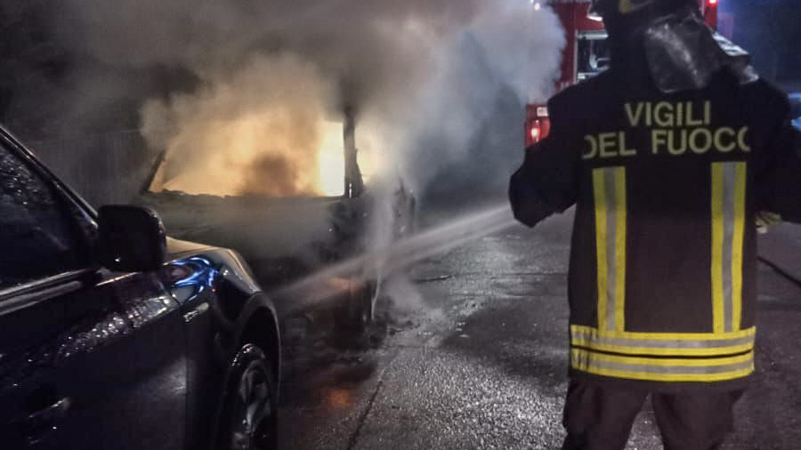 Nuoro. Ennesimo attentato incendiario in città: distrutta dal fuoco una Fiat 500