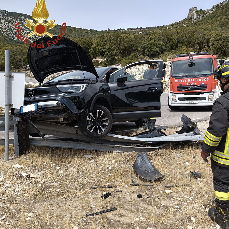 Cala Gonone: perde il controllo dell’auto, invade la corsia opposta e si schianta contro il guard rail