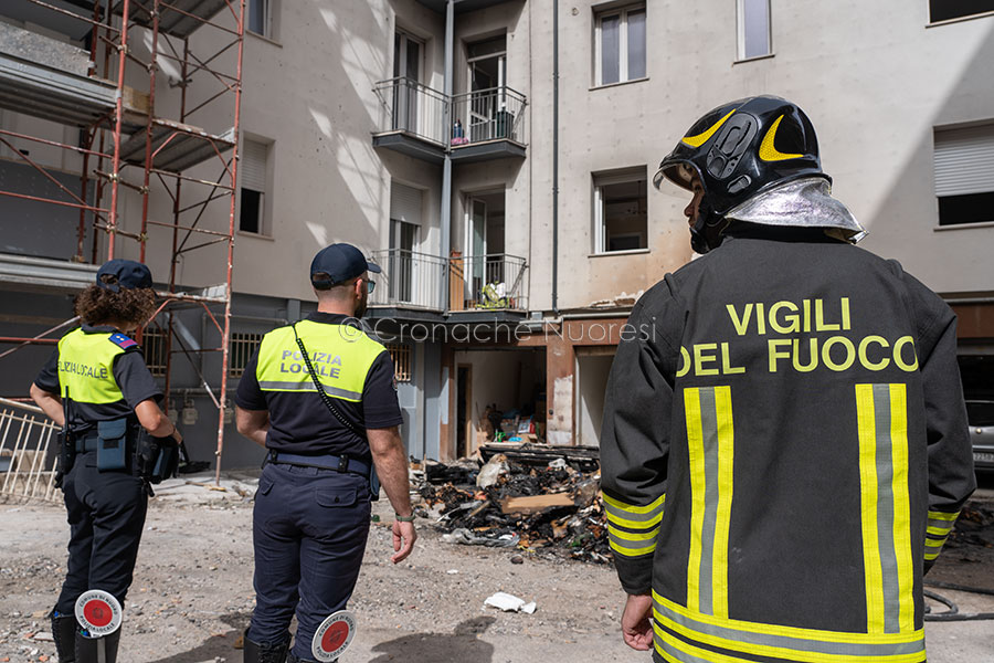 Nuoro. Incendio in un condominio in via Catte: una donna si sente male per lo spavento – VIDEO
