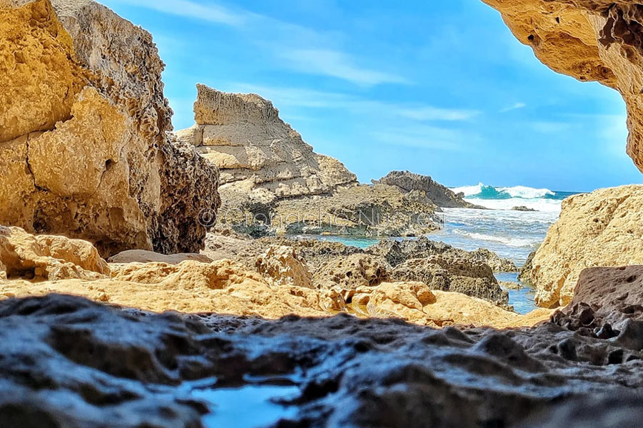 Resti umani d’epoca romana affiorano nella spiaggia di Su Pallosu