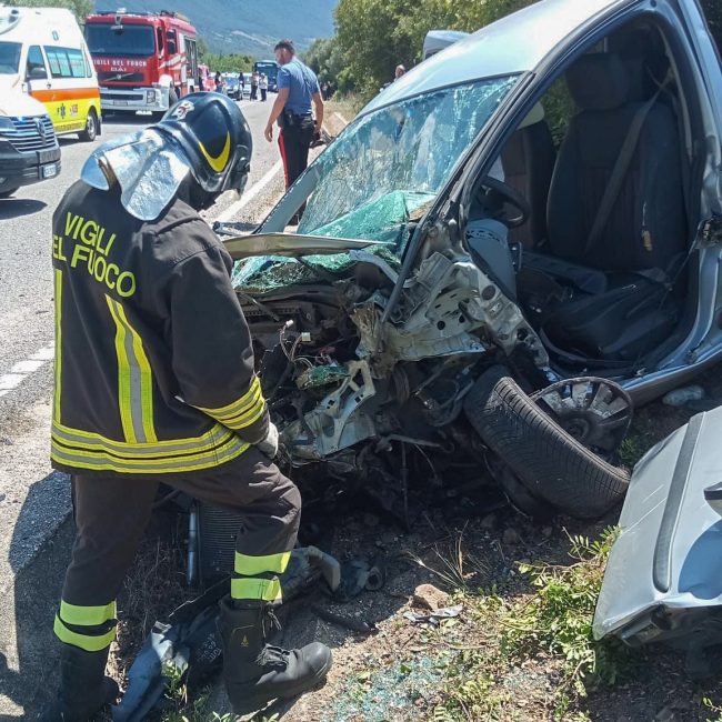 Una delle auto coinvolte nel frontale a Oloe'