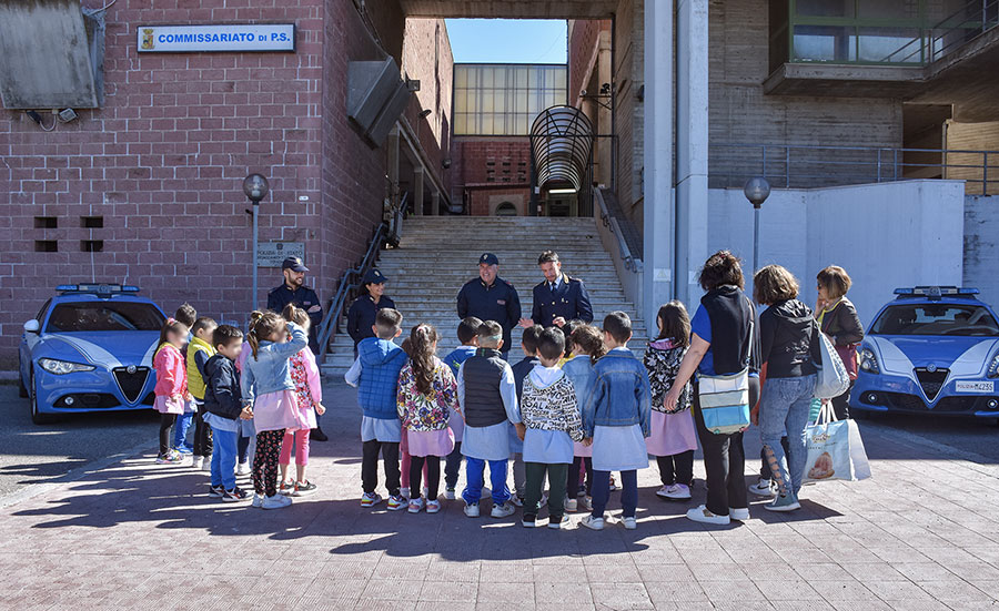 A Macomer 80 bambini vanno a “scuola” di Polizia