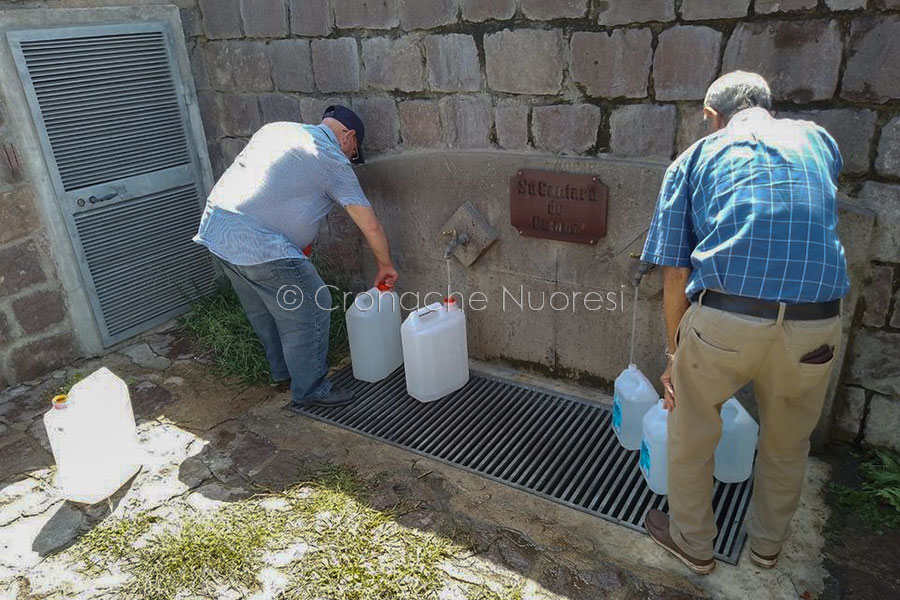 Ottana senz’acqua da quattro giorni: abitanti costretti ad approvvigionarsi da una sola fontana