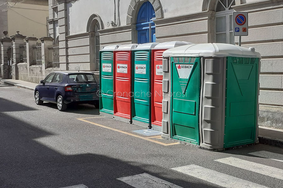 Nuoro. Per l’Europeade i bagni chimici allestiti sugli stalli riservati alla sosta degli invalidi