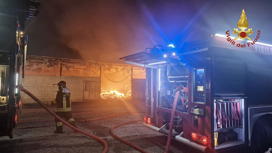 Brucia un fienile a S’Infurcau: danni alla struttura e ai mezzi agricoli