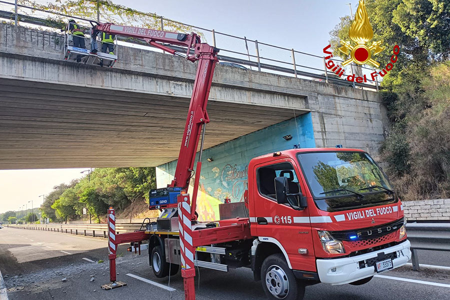 Paura a Nuoro per un crollo di calcinacci dal cavalcavia di via Segni (Biscollai)