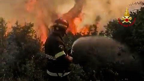 Domenica di fuoco in Sardegna. Incendio anche a Nuoro: in campo tre elicotteri