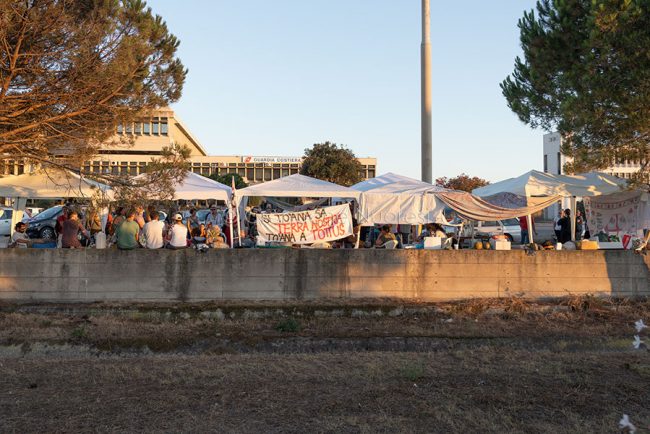 Il presidio contro l'eolico al porto di Oristano (foto S.Novellu)