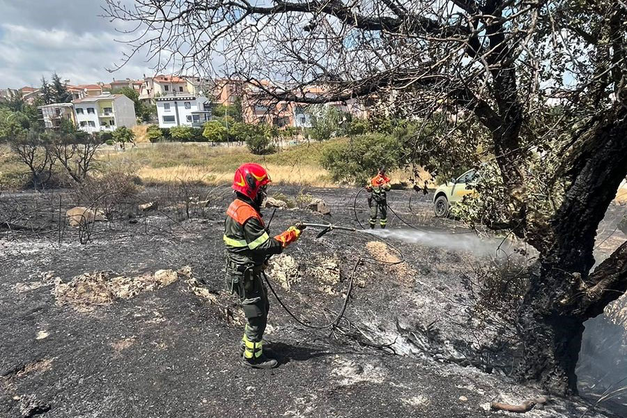 Nuoro. Incendio nel pomeriggio a Città Nuova