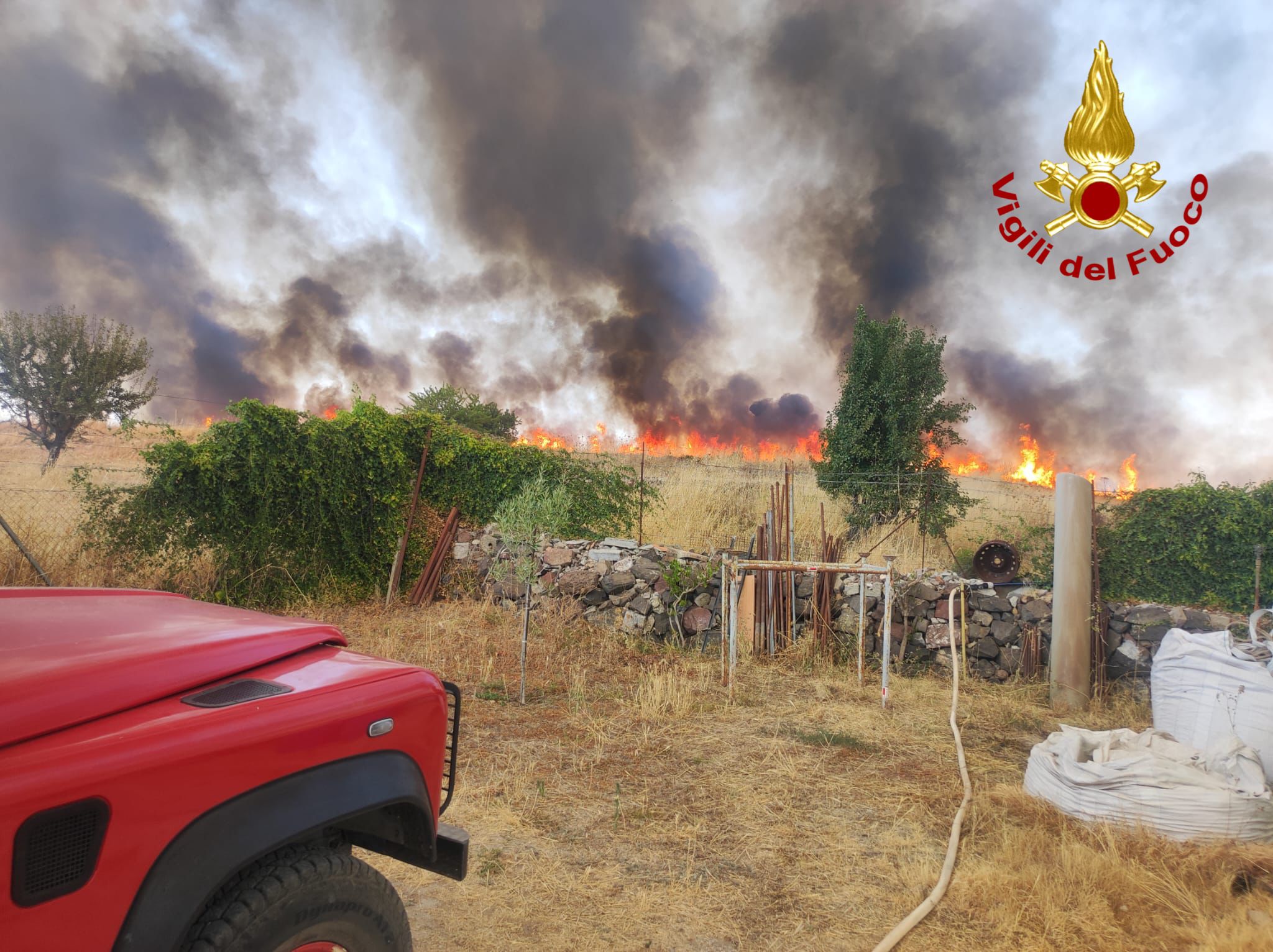 Ottana: il fuoco assedia l’abitato e la zona industriale