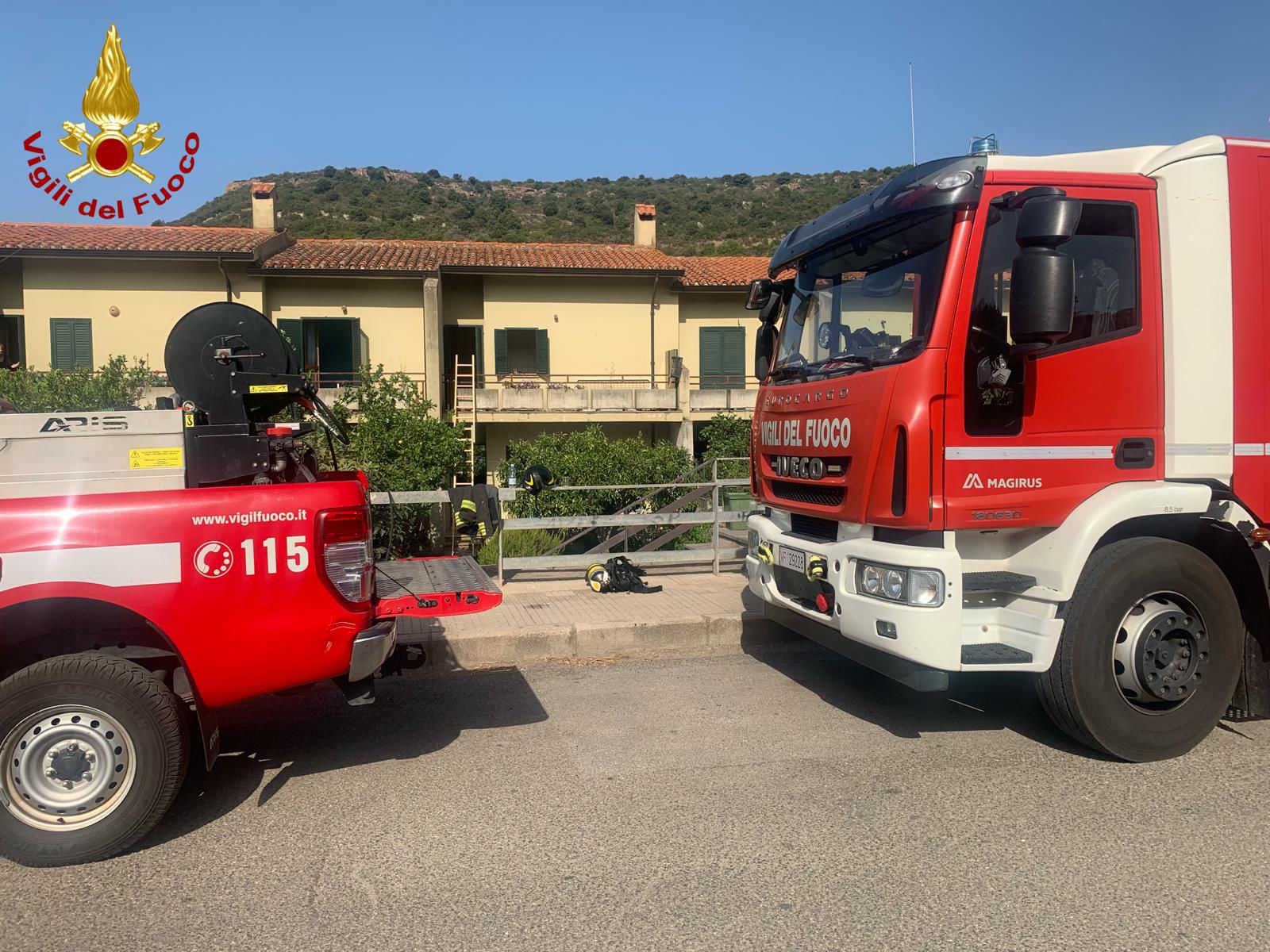 Abitazione a fuoco a Bosa: i Vigili del fuoco domano le fiamme e salvano un cane di grossa taglia