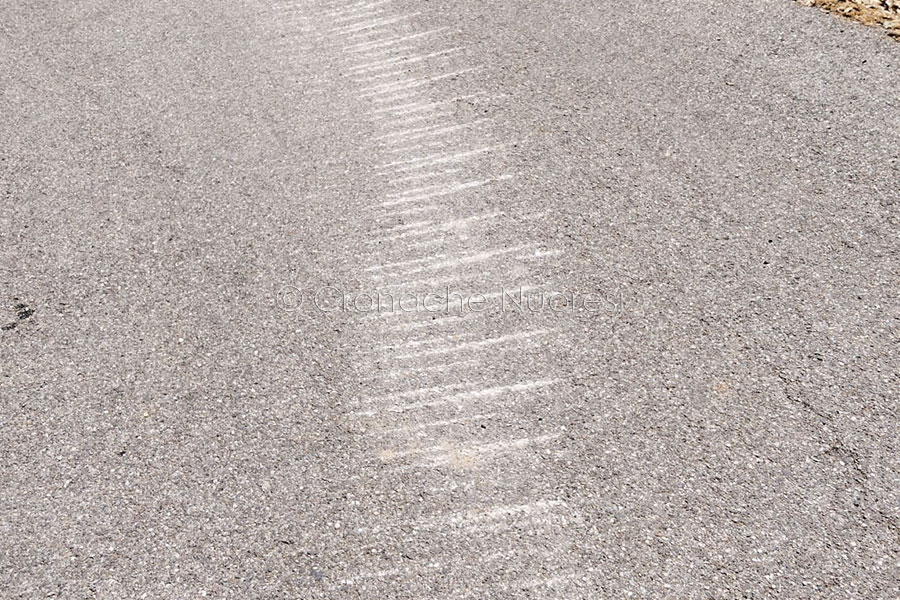 Ortobene senz’acqua e con la strada danneggiata dall’escavatore di Abbanoa