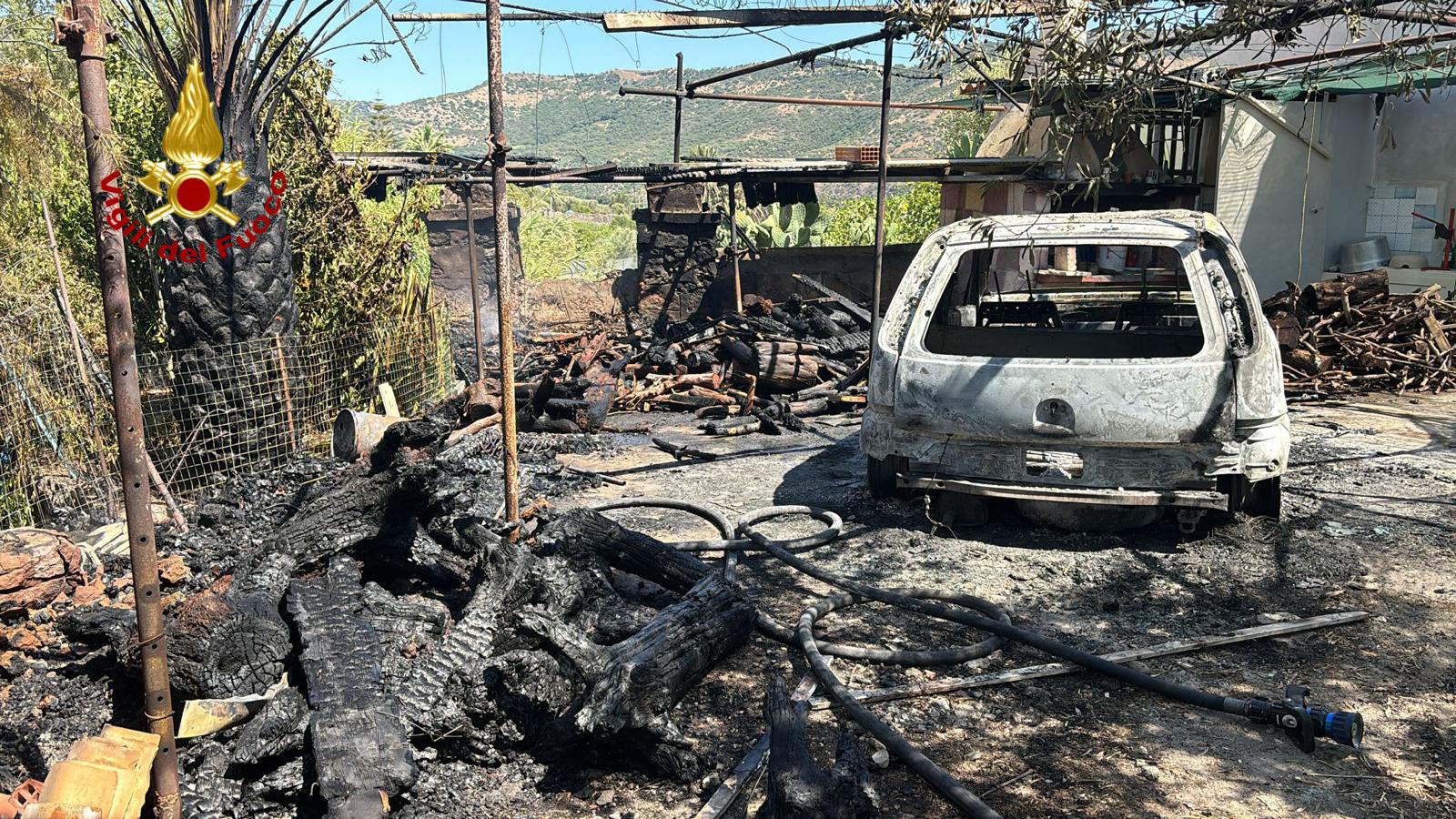 Auto a fuoco a Bosa: le fiamme danneggiano una legnaia e minacciano l’abitazione