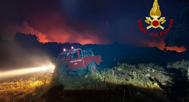 L'incendio nelle campagne di Nuoro