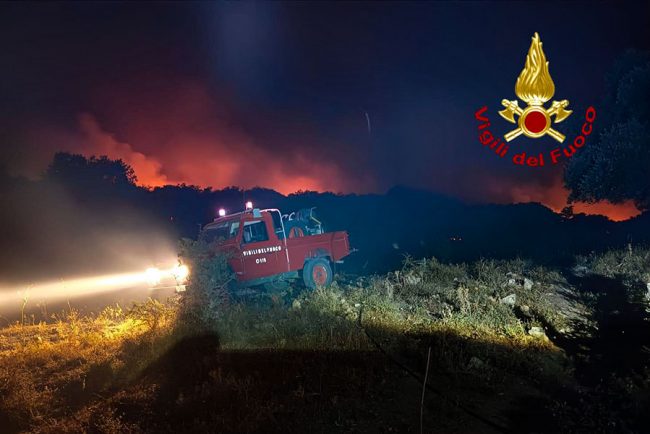 L'incendio nelle campagne di Nuoro