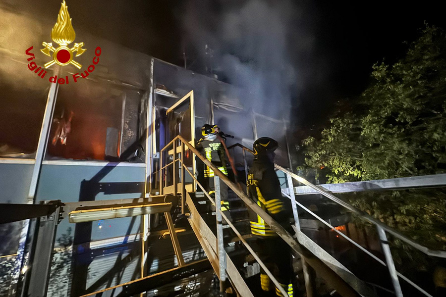 Brucia una palazzina nella zona industriale di Ottana: non è esclusa la matrice dolosa – VIDEO