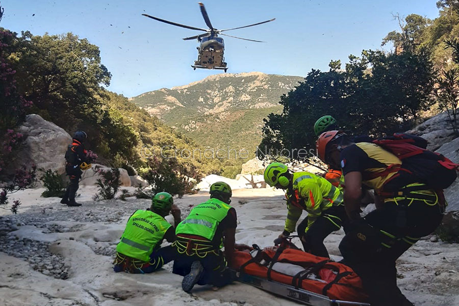 Turista belga cade e si infortuna a Gorropu: soccorsa e elitrasportata a Nuoro dal S.A. della G.d.F.