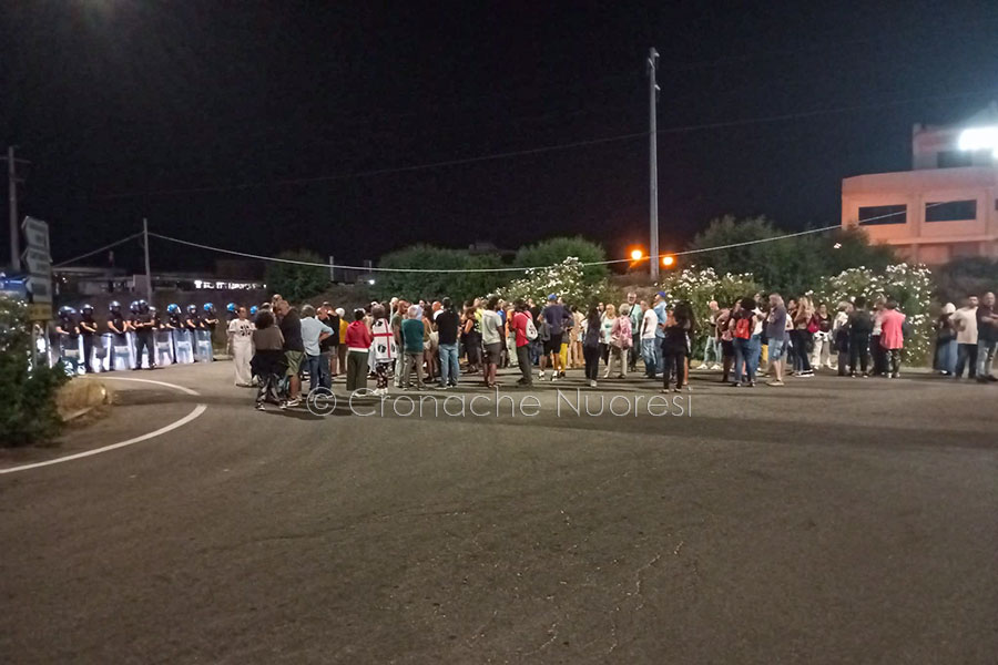 Oristano. Eolico e speculazione energetica: altra notte di tensione tra polizia e manifestanti