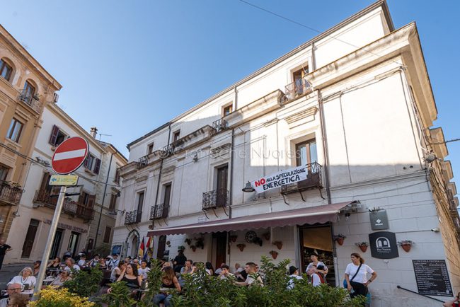 Nuoro, slogan contro la speculazione energetica all'Europeade (foto S.Novellu)