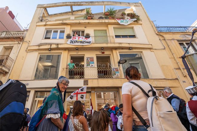 Nuoro, slogan contro la speculazione energetica all'Europeade (foto S.Novellu)