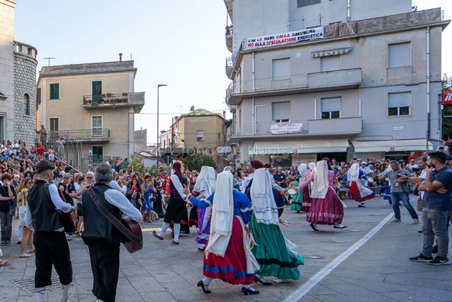 Nuoro, slogan contro la speculazione energetica all'Europeade (foto S.Novellu)