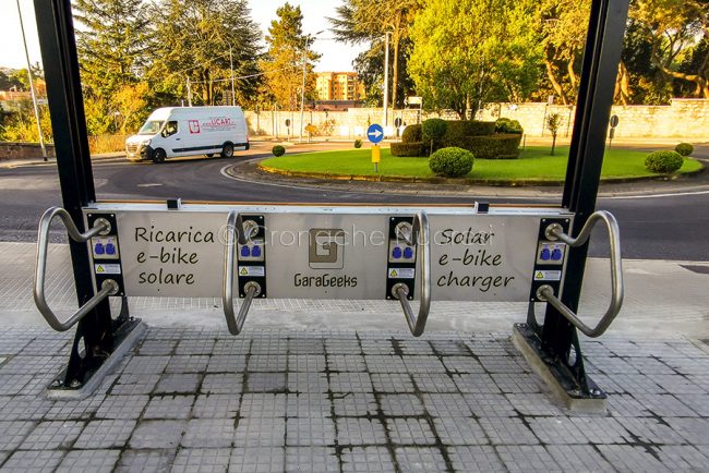 Panchine - stalli ricarica bici elettriche (foto S.N.)