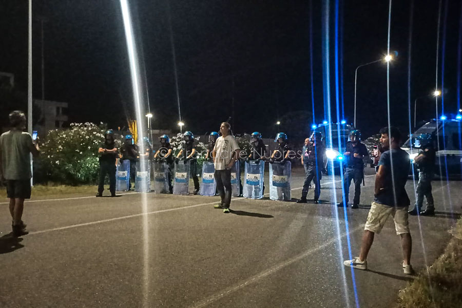 Al porto di Oristano nuovo tentativo di blocco dei tir che trasportano le pale eoliche – VIDEO