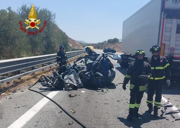 Un’altra croce sulle strade sarde: un morto e un ferito grave nel frontale tra un’auto e un tir