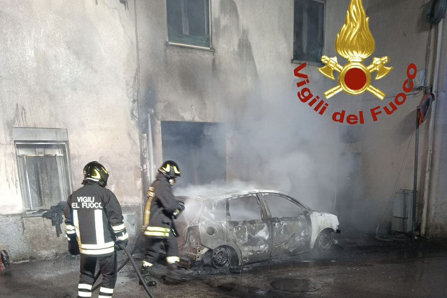 Auto a fuoco nella notte: famiglia intossicata dal fumo