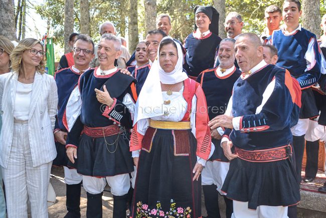 Alessandra Todde in abito tradizionale nuorese (foto Nieddu)